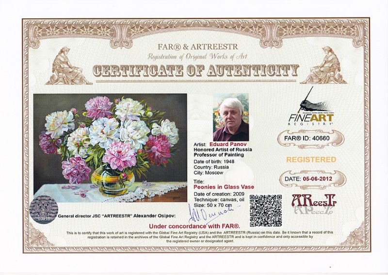 Пионы в стеклянной вазе